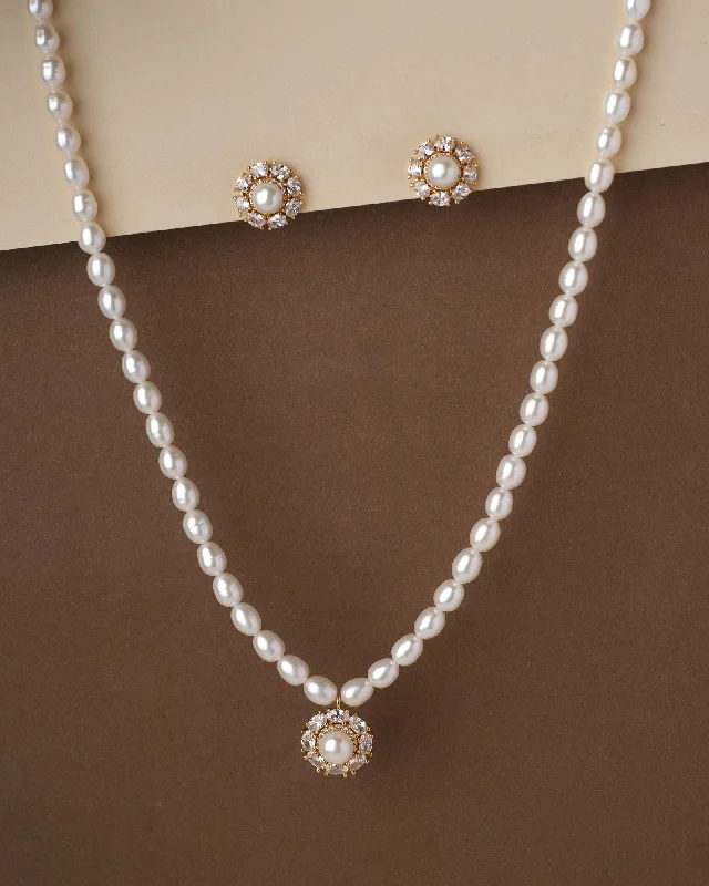 Oval gem necklaces-Floral Stone Studded Pearl Necklace Set