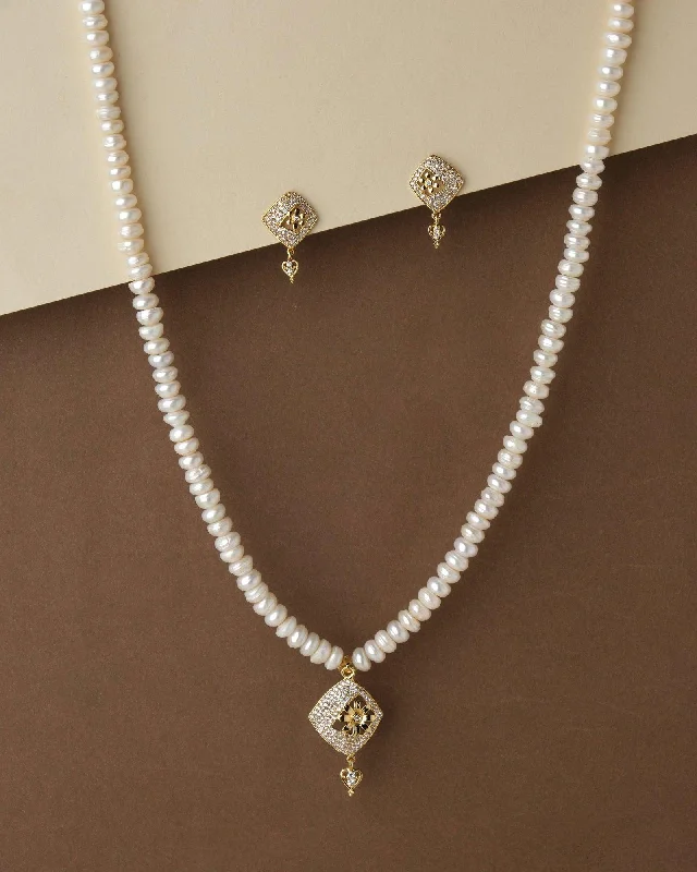 Luxe diamond necklaces-Pretty Pearl Necklace Set