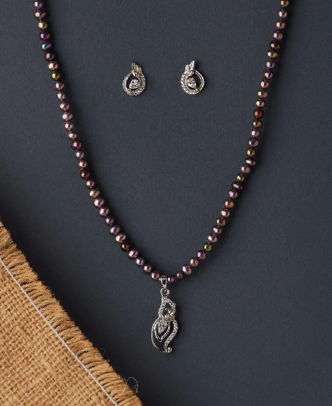 Patina bronze necklaces-Pretty Pearl Necklace Set