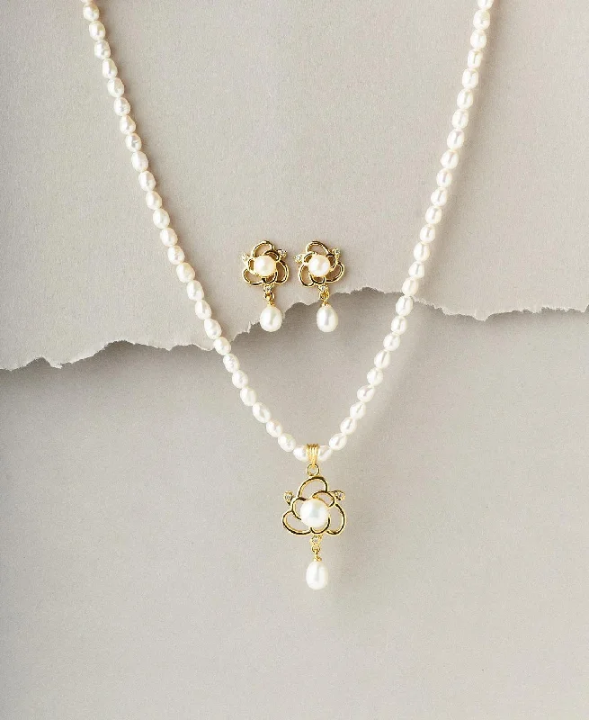 Brushed gold necklaces-Floral Pearl Necklace Set