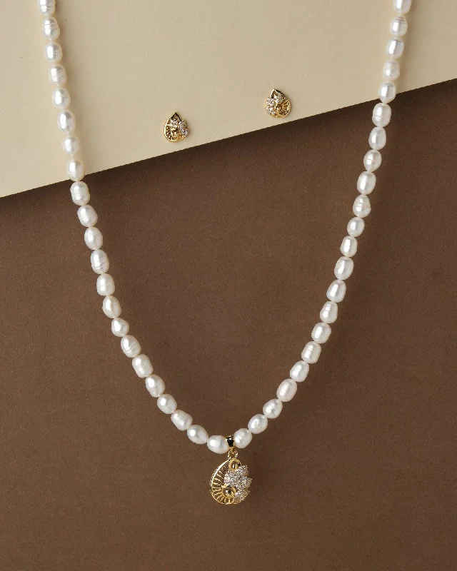 Stellar star necklaces-Pretty Pearl Necklace Set