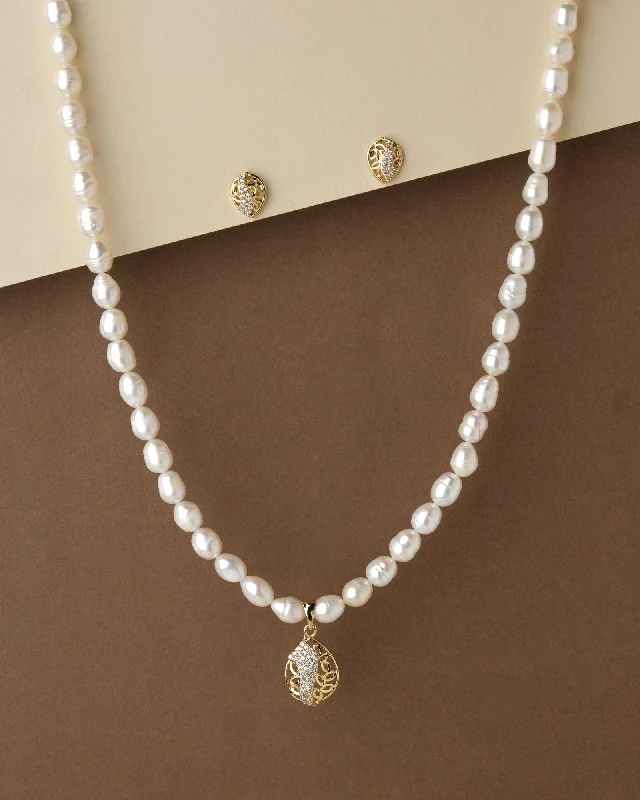 Aged medallion necklaces-Pretty Pearl Necklace Set