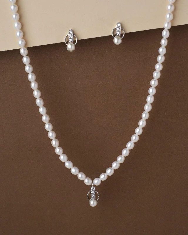 Victorian charm necklaces-Pretty Pearl Necklace Set