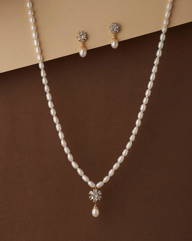 Fine pendant necklaces-Pretty Pearl Necklace Set