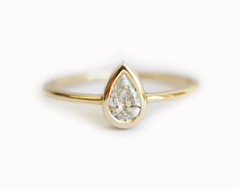 Spirit eye engagement rings-Pear Diamond Bezel Engagement Solitaire Ring